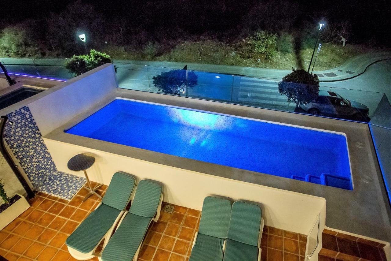 Apartemen Luxury With Private Swimming Pool *